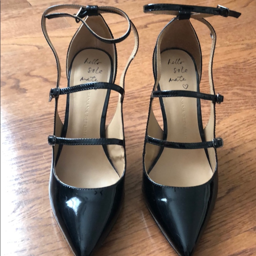Black Banana Republic strapy Heels